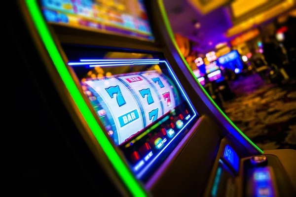 pagitoto casino app on Android phone showing sports betting and live casino menus